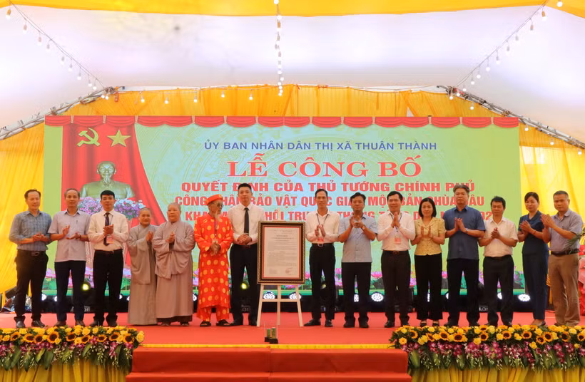 Trao bằng công nhận Bảo vật Quốc gia Mộc bản Chùa Dâu cho nhà chùa và chính quyền phường Thanh Khương, thị xã Thuận Thành, tỉnh Bắc Ninh. (Ảnh: Thanh Thương/TTXVN)
