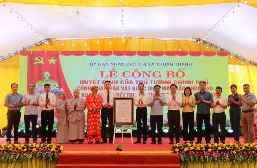 Trao bằng công nhận Bảo vật Quốc gia Mộc bản Chùa Dâu cho nhà chùa và chính quyền phường Thanh Khương, thị xã Thuận Thành, tỉnh Bắc Ninh. (Ảnh: Thanh Thương/TTXVN)