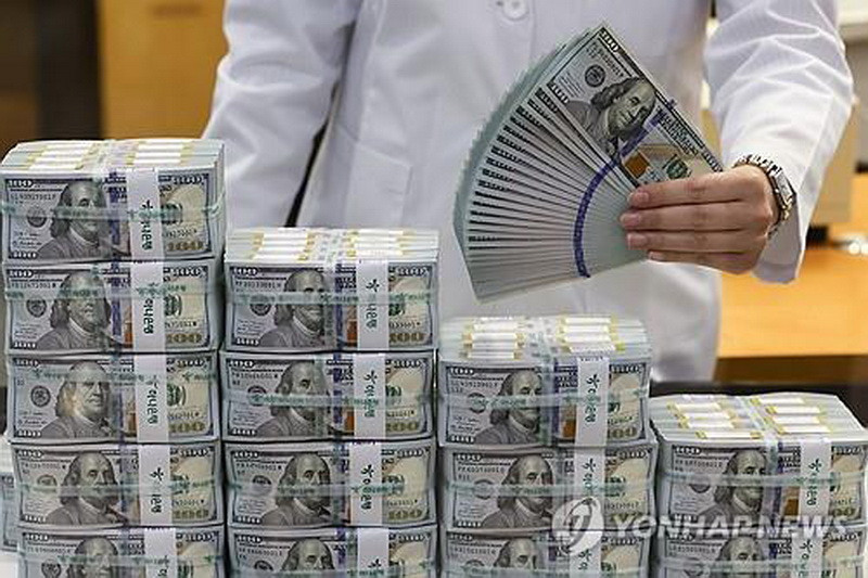 Một người kiểm tra đồng USD tại trụ sở của Ngân hàng Hana ở Seoul vào ngày 7/5 vừa qua. (Nguồn: Yonhap)