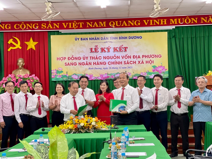 Lễ ký kết hợp đồng ủy thác nguồn vốn địa phương sang Ngân hàng chính sách xã hội. (Ảnh: Huyền Trang/TTXVN) 