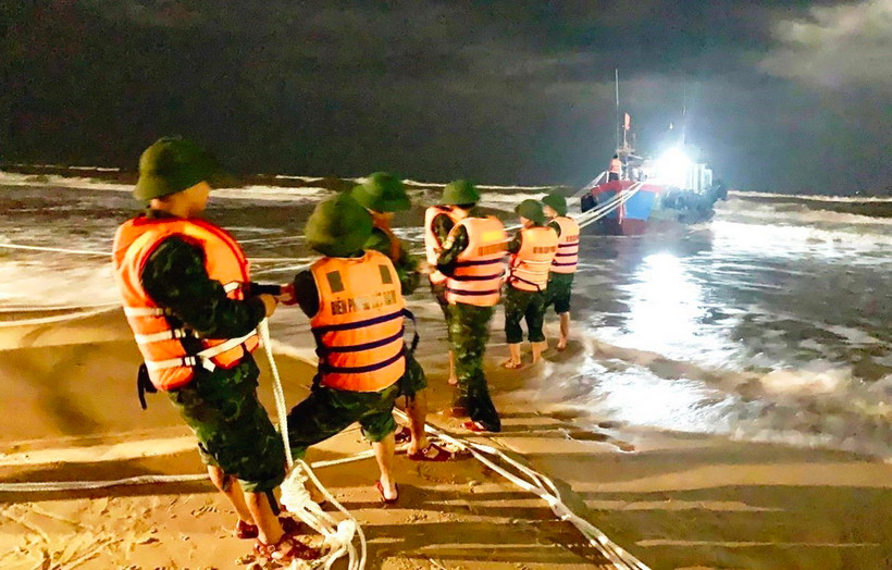 Tàu cá gặp nạn đã được lực lượng chức năng kéo vào bờ, đảm bảo an toàn về người và tài sản cho ngư dân. (Ảnh: TTXVN phát)
