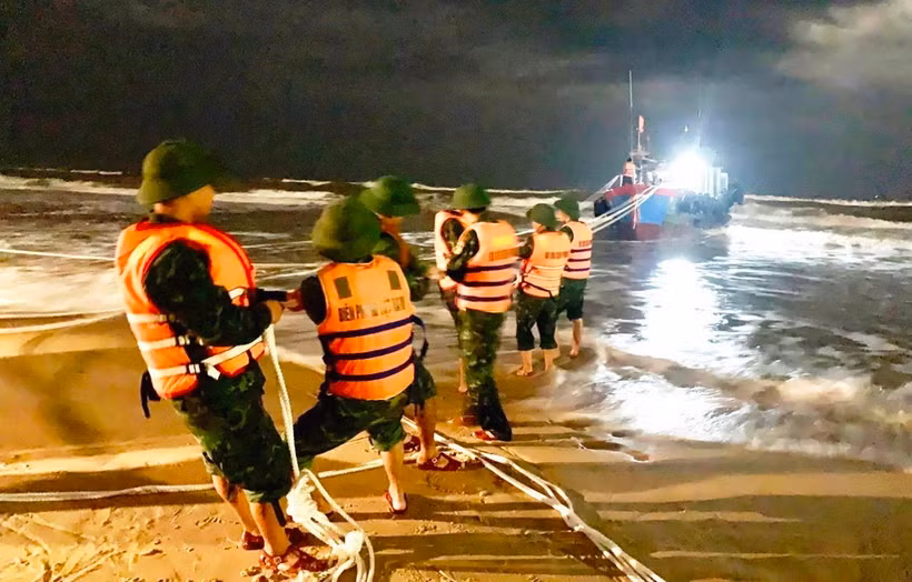 Tàu cá gặp nạn đã được lực lượng chức năng kéo vào bờ, đảm bảo an toàn về người và tài sản cho ngư dân. (Ảnh: TTXVN phát)