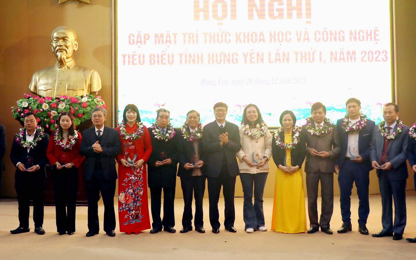 Lãnh đạo tỉnh Hưng Yên vinh danh các tri thức khoa học và công nghệ tiêu biểu. (Ảnh: Đinh Văn Nhiều/TTXVN)