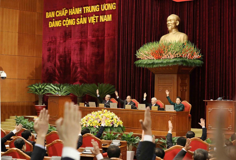 Đại biểu biểu quyết thông qua dự thảo Nghị quyết Hội nghị Trung ương lần thứ 14 khóa XII. (Ảnh: Phương Hoa/TTXVN)