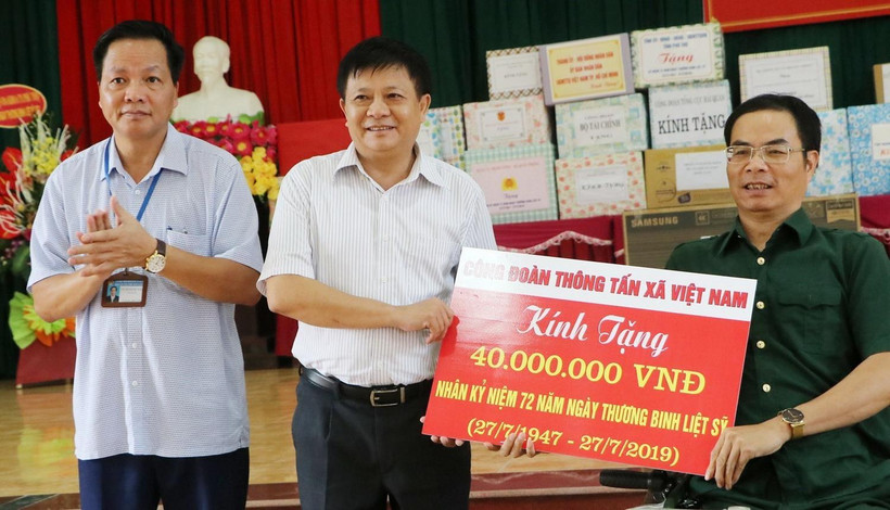 Phó Tổng giám đốc Thông tấn xã Việt Nam Đinh Đăng Quang trao tặng quà đến các thương, bệnh binh tại Trung tâm điều dưỡng người có công tỉnh Phú Thọ. (Ảnh: Trung Kiên/TTXVN)