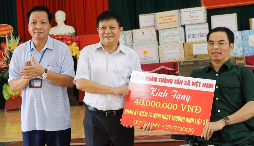 Phó Tổng giám đốc Thông tấn xã Việt Nam Đinh Đăng Quang trao tặng quà đến các thương, bệnh binh tại Trung tâm điều dưỡng người có công tỉnh Phú Thọ. (Ảnh: Trung Kiên/TTXVN)
