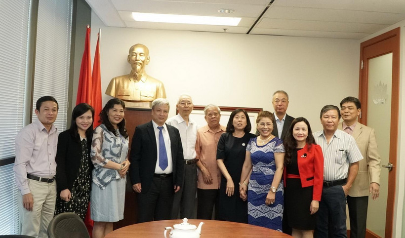 Đoàn làm việc với đại diện Việt kiều tiêu biểu tại Tổng Lãnh sự quán tại Vancouver. (Ảnh: Việt Dũng/ TTXVN)