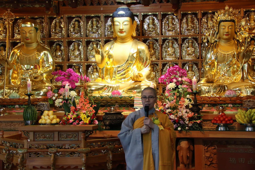 Sư cô Thích Nữ Giới Tánh, Giám đốc Trung tâm Văn hóa Phật giáo Việt Nam tại Hàn Quốc, phát biểu tại buổi lễ. (Ảnh: Mạnh Hùng/TTXVN)