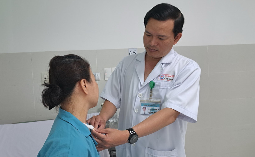 Bác sỹ thăm khám bệnh nhân sau ca phẫu thuật. (Ảnh: TTXVN phát)