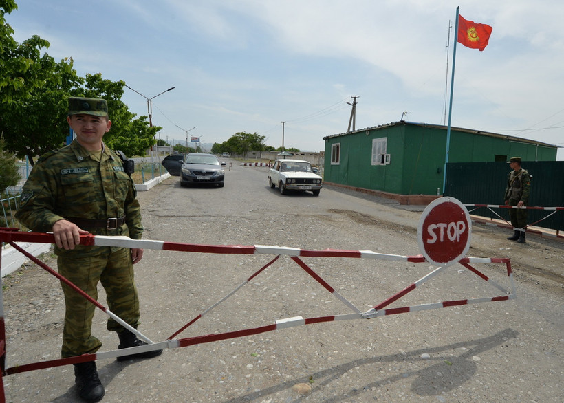 Binh sỹ Kyrgyzstan tuần tra tại làng Maksat, gần khu vực biên giới với Tajikistan. (Ảnh: AFP/TTXVN)