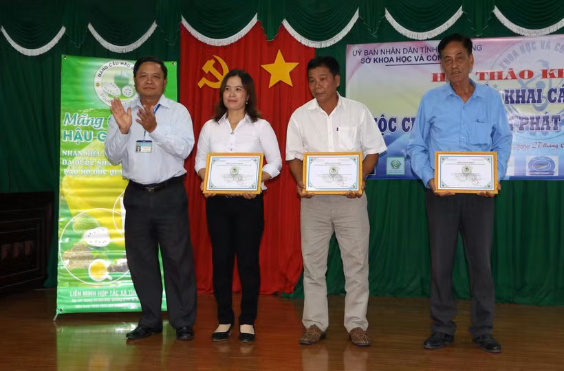 Trao chứng nhận đăng ký nhãn hiệu cho các hợp tác xã sản xuất mãng cầu. (Ảnh: Duy khương/TTXVN)