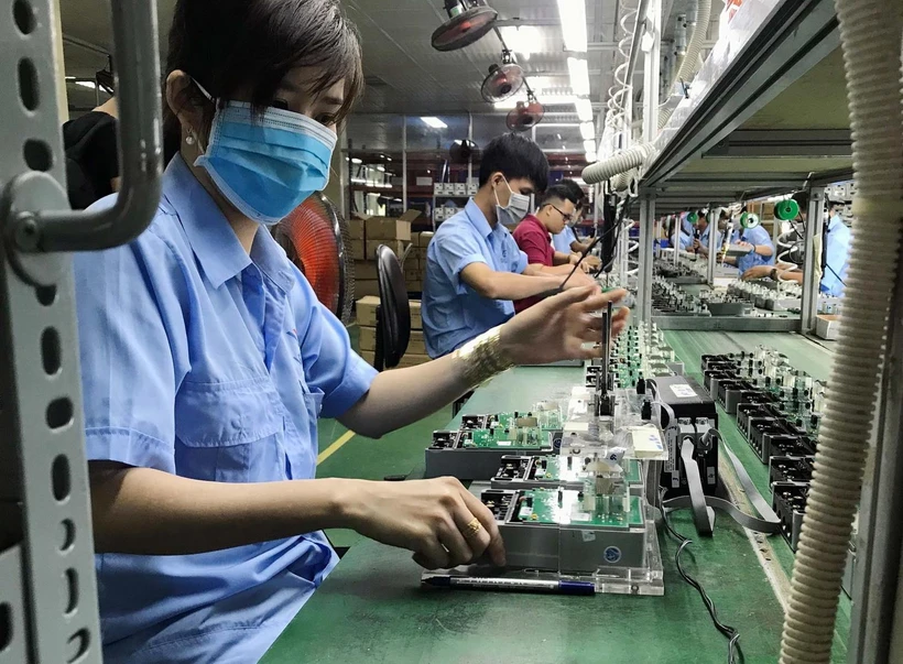 Dây chuyền sản xuất các thiết bị điện, điện tử tại Công ty cổ phần Thiết bị điện VI-NA-SI-No (VSEE JSC) tại khu công nghiệp Long Hậu, tỉnh Long An. (Ảnh: Danh Lam/TTXVN)