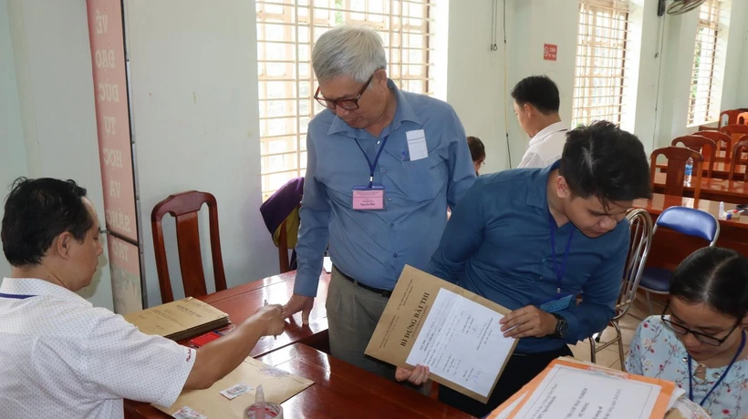 Thầy Nguyễn Dáo tại điểm thi trường THPT Nguyễn Khuyến, huyện Phú Riềng. (Ảnh: Đậu Tất Thành/TTXVN)
