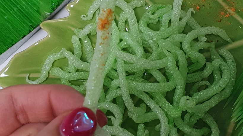 Một người Hàn Quốc đang thưởng thức những chiếc tăm làm từ tinh bột được rán giòn. (Nguồn: CNN)