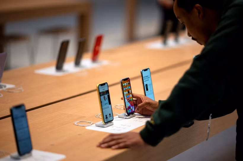 Khách hàng trải nghiệm các sản phẩm của Apple. (Ảnh: AFP/TTXVN) 