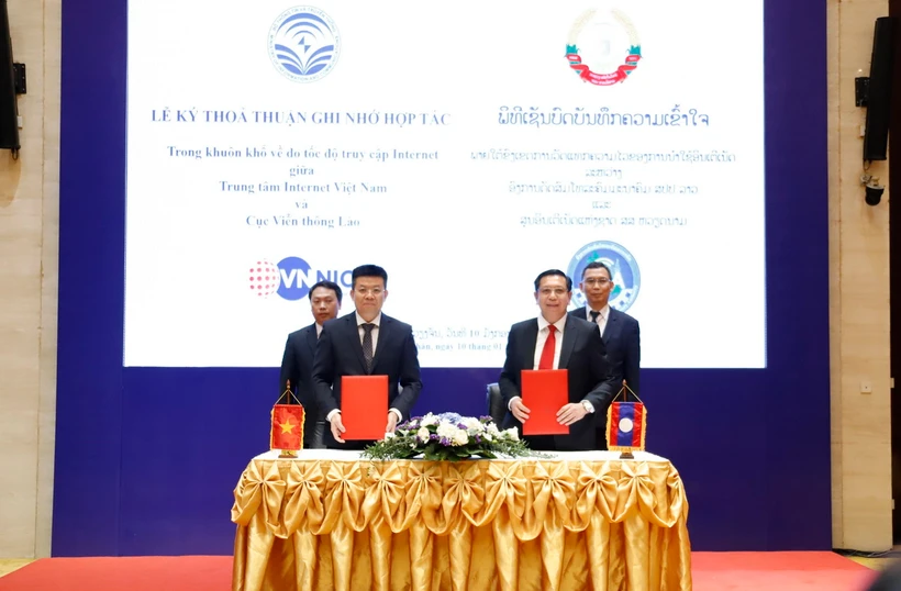 Lễ ký kết Biên bản thỏa thuận ghi nhớ (MOU) về đo tốc độ truy cập Internet giữa Trung tâm Internet Việt Nam (VNNIC) với Cục Viễn thông Lào (LRTA). (Ảnh: Đỗ Bá Thành/TTXVN)