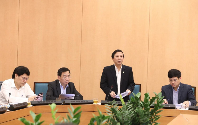 Phó Giám đốc Sở Y tế Hà Nội Hoàng Đức Hạnh báo cáo tại cuộc giao ban. (Ảnh: Văn Điệp/TTXVN)