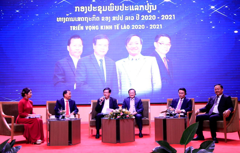 Các diễn giả đang giải đáp các thắc mắc của các doanh nhân tại buổi tọa đàm. (Ảnh: Phạm Kiên/TTXVN)