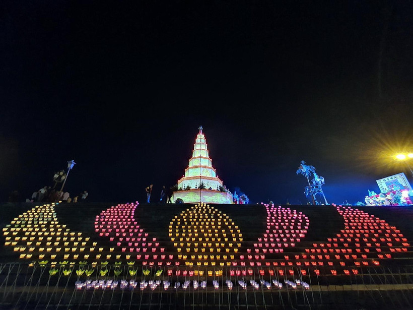 720 bông hoa đăng được xếp thành hình bông sen tượng trưng cho 720 năm ngày mất của Hưng Đạo Đại vương Trần Quốc Tuấn. (Ảnh: Mạnh Tú/TTXVN)