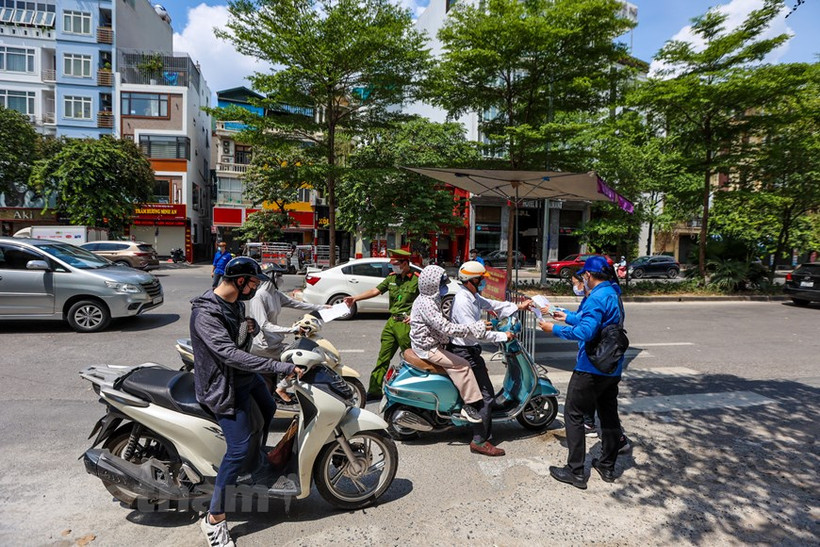 Toàn bộ phương tiện qua đây đều phải dừng lại để kiểm tra giấy tờ. (Ảnh: Minh Sơn/Vietnam+)