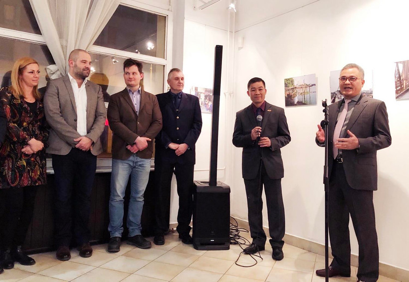 Đại sứ Việt Nam Nguyễn Tiến Thức phát biểu khai mạc. (Ảnh: Hà Thơ/Vietnam+)