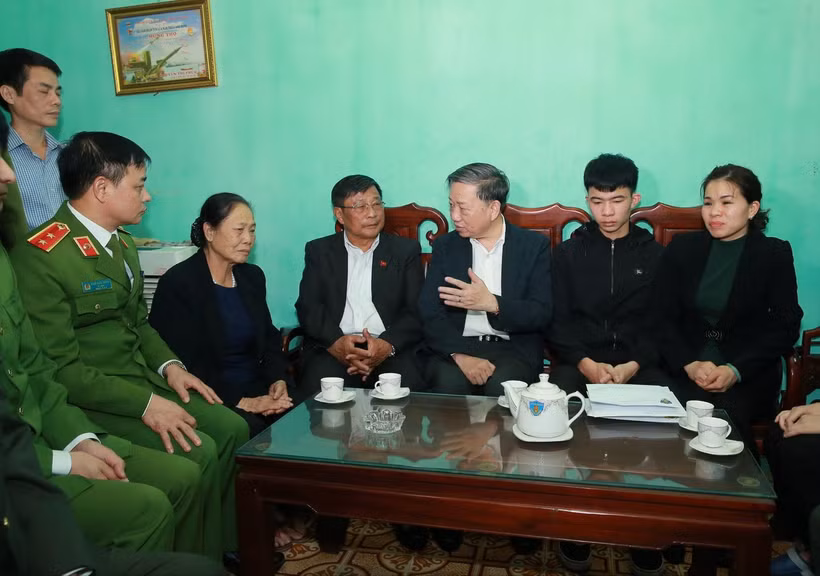 Trong ảnh: Đại tướng Tô Lâm, Bộ trưởng Bộ Công an động viên, chia buồn sự mất mát của thân nhân Thượng tá Nguyễn Huy Thịnh. Ảnh: Doãn Tấn - TTXVN