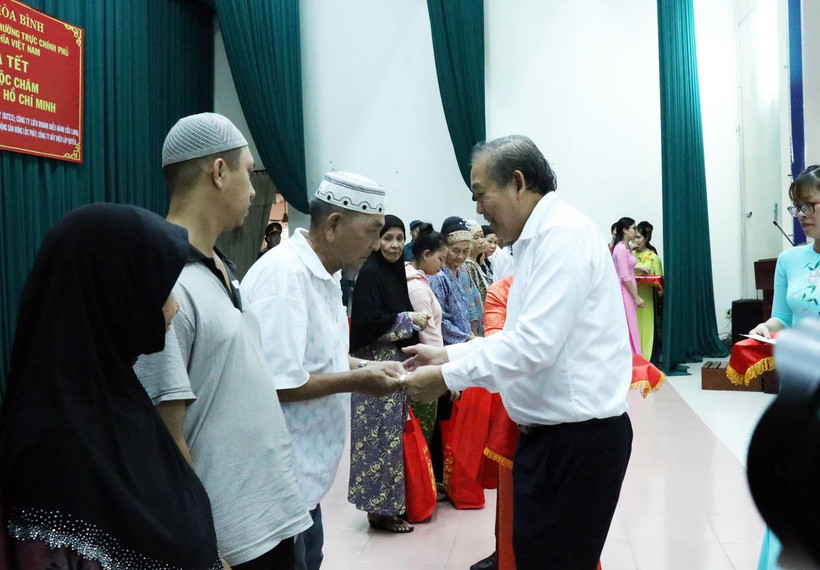 Phó Thủ tướng Thường trực Trương Hòa Bình tặng quà cho đồng bào Chăm có hoàn cảnh khó khăn tại Thành phố Hồ Chí Minh. (Ảnh: Xuân Khu/TTXVN)