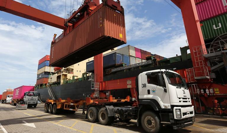 Một cần cẩu chuyển container từ xe tải ở cảng tự trị Sihanoukville. (Nguồn: khmertimeskh)