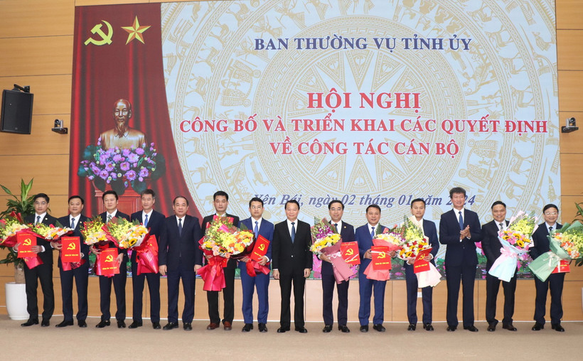 11 cán bộ được nhận quyết định điều động, luân chuyển, bổ nhiệm giữ các vị trí công tác mới. (Ảnh: Tuấn Anh/TTXVN)