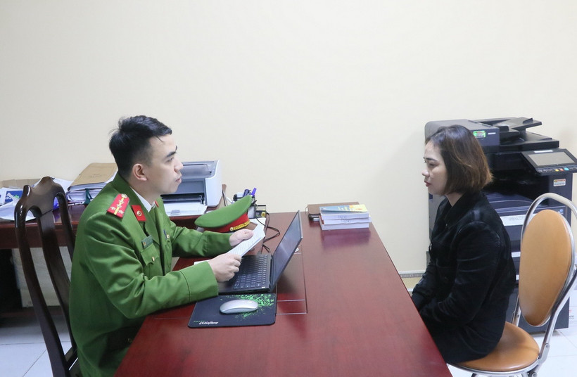Cơ quan Công an làm việc với đối tượng Đinh Thị Kiều. (Ảnh: TTXVN phát)