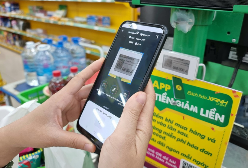 Thanh toán không dùng tiền mặt tại Ninh Thuận. (Ảnh: Nguyễn Thành/TTXVN)