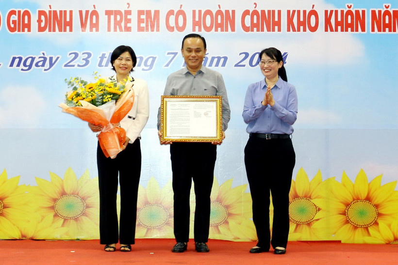 Phó Chủ tịch UBND Thành phố Hồ Chí Minh Trần Thị Diệu Thúy trao quyết định công nhận quận Phú Nhuận hoàn thành mục tiêu không còn hộ nghèo đa chiều thành phố giai đoạn 2021-2025. (Ảnh: Thanh Vũ/TTXVN)