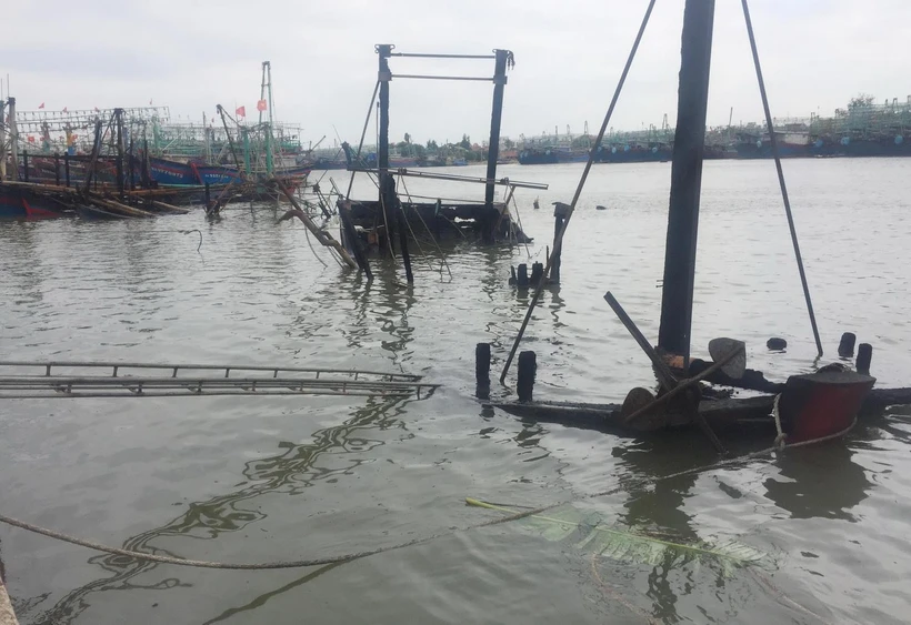 Hiện trường vụ cháy 4 tàu cá ở khi neo đậu tại khu tránh trú bão ở cảng Lạch Quèn. (Ảnh: Nguyễn Oanh/TTXVN)