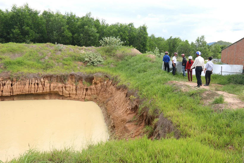 Các hộ dân trồng cây, đào ao, xây dựng chòi tạm trên đất dự án tại xã Bình Tân, huyện Bắc Bình nhằm trục lợi. (Ảnh: Nguyễn Thanh/TTXVN)