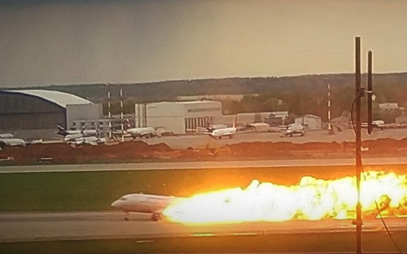 Máy bay chở khách bốc cháy dữ dội khi hạ cánh xuống sân bay Sheremetyevo ở Khimki, Nga ngày 5/5. (Ảnh: AFP/TTXVN)