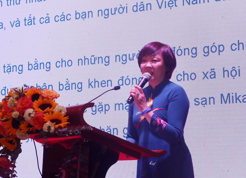 Chủ tịch Quỹ Hỗ trợ đóng góp xã hội Nhật Bản bà Abe Akie, Phu nhân Cố Thủ tướng Nhật Bản Abe Shinzo phát biểu tại buổi lễ. (Ảnh: Trần Lê Lâm/TTXVN)