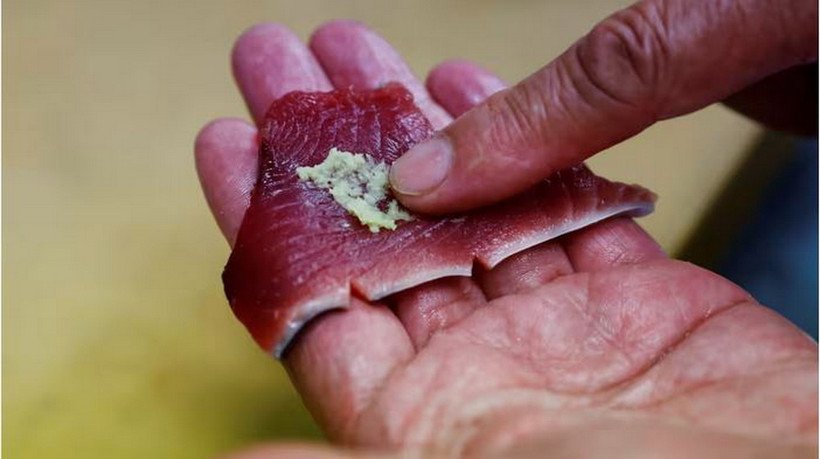 Khi wasabi trở nên phổ biến ở nước ngoài, các sản phẩm mới, chẳng hạn như đồ ăn vặt có hương vị wasabi và sốt mayonnaise, đang được tung ra thị trường nhắm đến những người nước ngoài yêu thích gia vị cay. (Nguồn: Reuters)