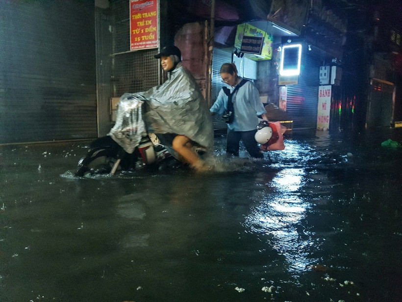 Mưa lớn gây ngập sâu tại phố Bùi Xương Trạch, quận Thanh Xuân. (Ảnh: Phan Tuấn Anh/TTXVN)