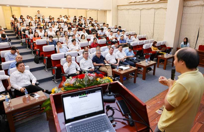 Giáo sư-Tiến sỹ khoa học Đỗ Đức Thái tham luận tại hội thảo. (Ảnh: Thanh Tùng/TTXVN)