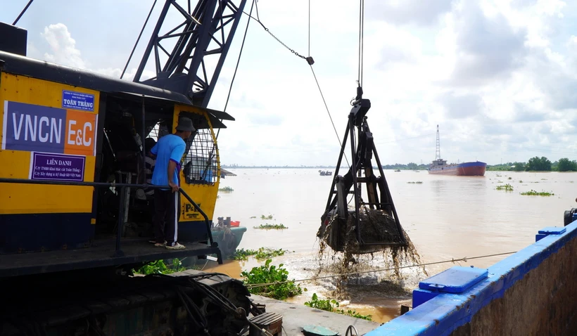 Mỏ cát trên sông Tiền thuộc xã An Hiệp và An Nhơn, huyện Châu Thành, bắt đầu khai thác để cung ứng cho công trình cao tốc Cao Lãnh-An Hữu-Dự án thành phần 1. (Ảnh: Nhựt An/TTXVN)