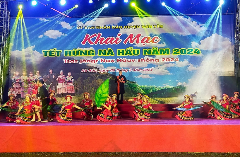 Chương trình nghệ thuật đặc sắc có nội dung giới thiệu về những phong tục, tập quán của đồng bào Mông Nà Hẩu. (Ảnh: TTXVN phát)