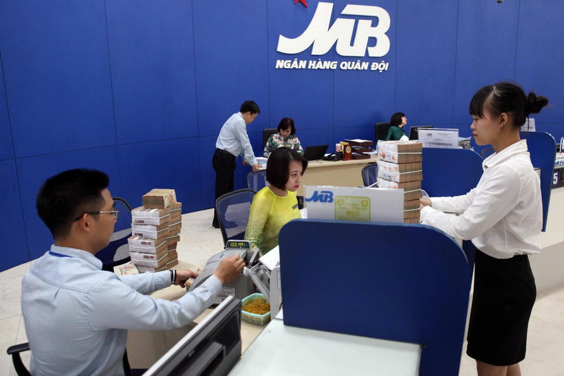 Khách hàng giao dịch tại Hội sở chính Ngân hàng TMCP Quân đội (MB) ở Hà Nội. (Ảnh: Trần Việt/TTXVN)