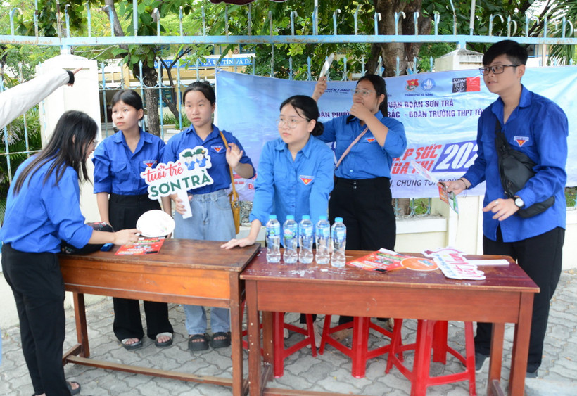 Đội thanh niên tiếp sức mùa thi hỗ trợ thí sinh tại điểm thi THPT Tôn Thất Tùng (quận Sơn Trà, thành phố Đà Nẵng). (Ảnh: Văn Dũng/TTXVN)