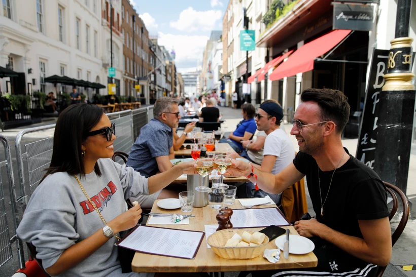 Thực khách dùng bữa tại một nhà hàng ở London, Anh. (Ảnh: AFP/TTXVN)