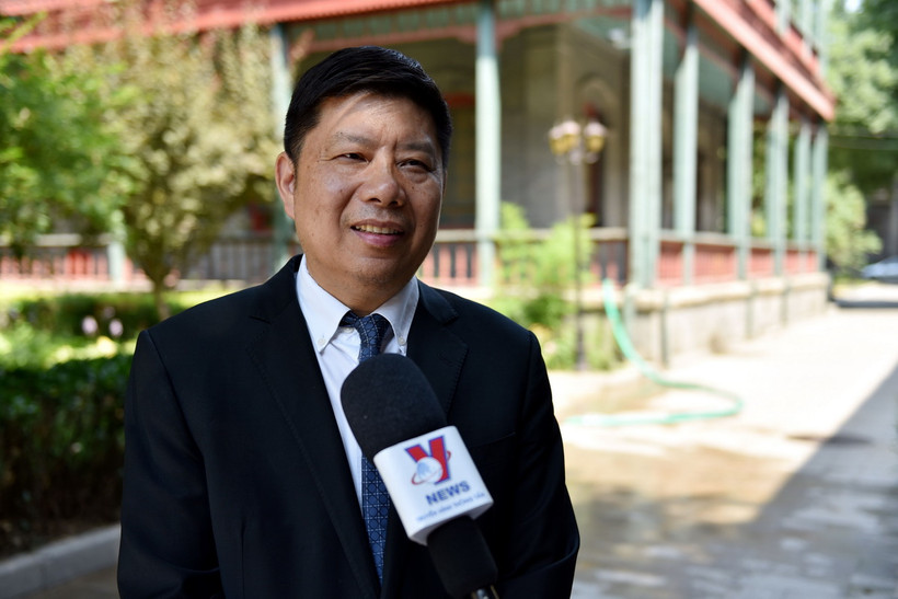 Giáo sư Hứa Lợi Bình - Giám đốc Trung tâm nghiên cứu Đông Nam Á thuộc Viện Khoa học xã hội Trung Quốc -trả lời phỏng vấn phóng viên TTXVN tại Bắc Kinh. (Ảnh: Thành Dương/TTXVN)