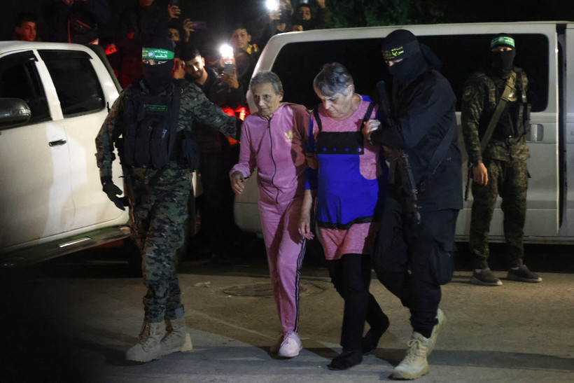 Phong trào Hamas và Jihad trao trả con tin Israel cho Ủy ban Chữ thập Đỏ Quốc tế tại thành phố Rafah, miền Nam Dải Gaza ngày 28/11. (Ảnh: AFP/TTXVN)