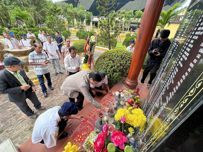 Thắp hương tưởng nhớ các liệt sỹ tại buổi tưởng niệm. (Ảnh: Trần Lê Lâm/TTXVN)