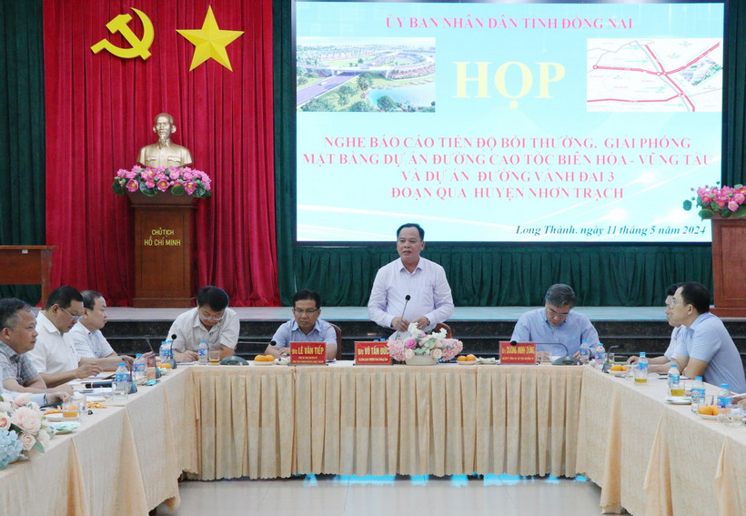 Ông Võ Tấn Đức, Quyền Chủ tịch UBND tỉnh Đồng Nai phát biểu tại cuộc họp. (Ảnh: Công Phong/TTXVN)