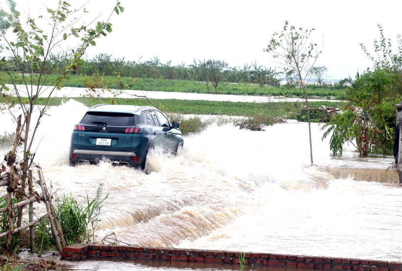 Tuyến đường vào thôn Lê Lợi, xã Tân Hưng, thành phố Hưng Yên bị ngập do nước sông Hồng dâng cao. (Ảnh: Đinh Văn Nhiều/TTXVN)