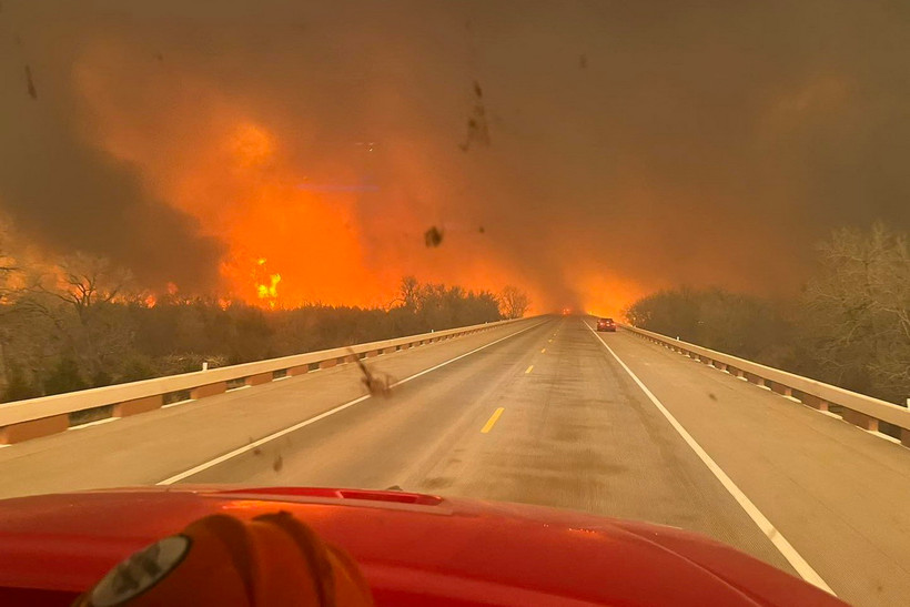 Khói lửa bốc lên từ đám cháy rừng tại bang Texas, Mỹ. (Ảnh: AFP/TTXVN)